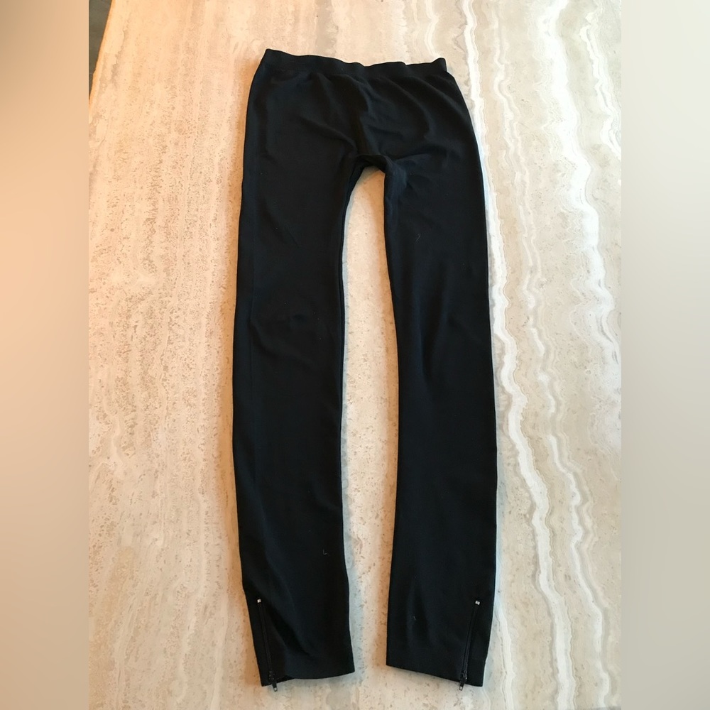 BLACK LEGGINGS WITH SMALL ZIPPERS ON LEGS
